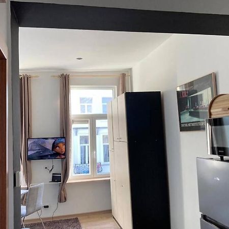 Magnifique Studio au 2ème étage, à proximité de la gare du midi! Bruxelas Exterior foto
